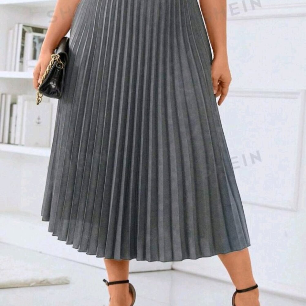 Plus Size Solid Color Pleated Midi Skirt - Picture 6 of 9